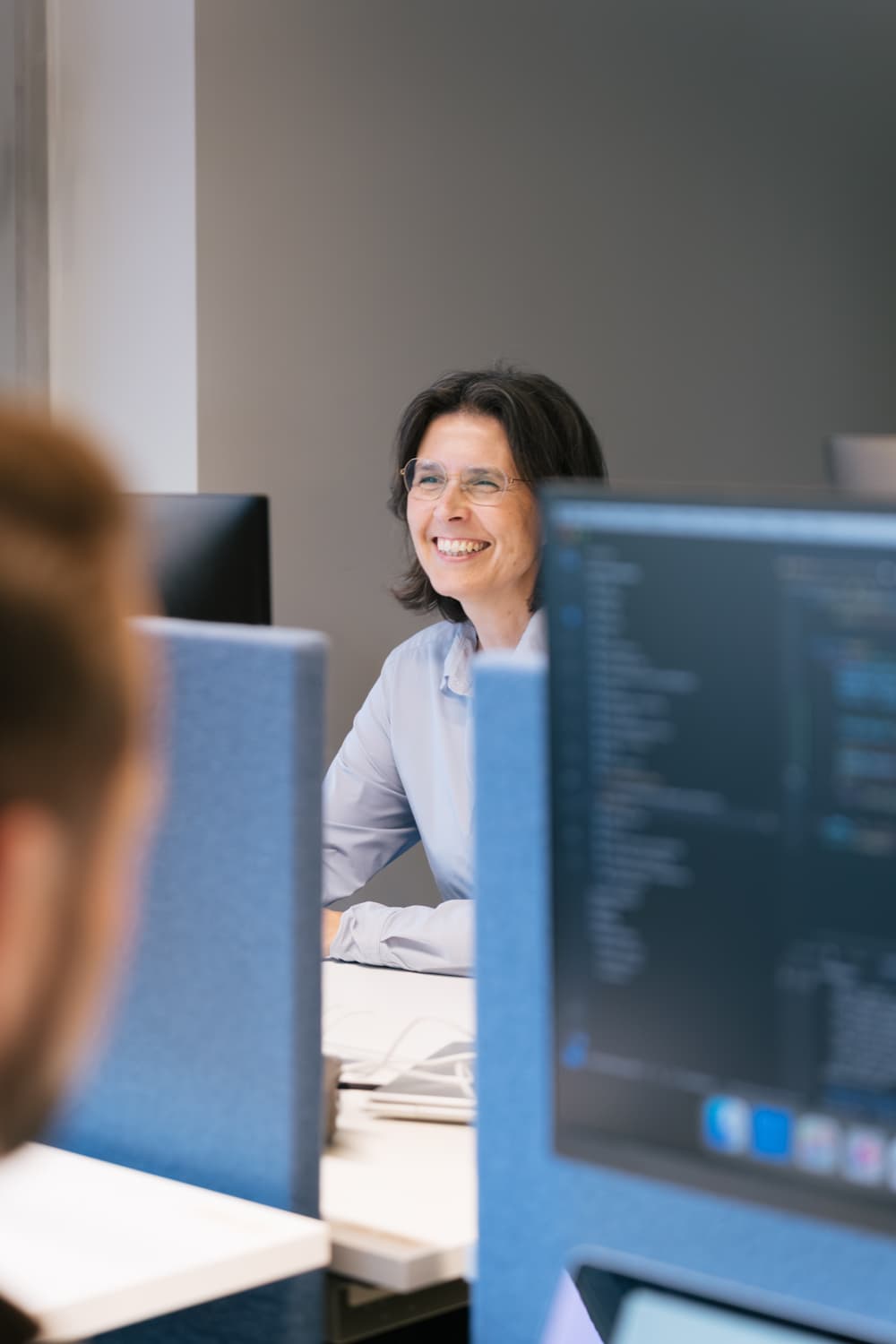 Lachende collega achter computer