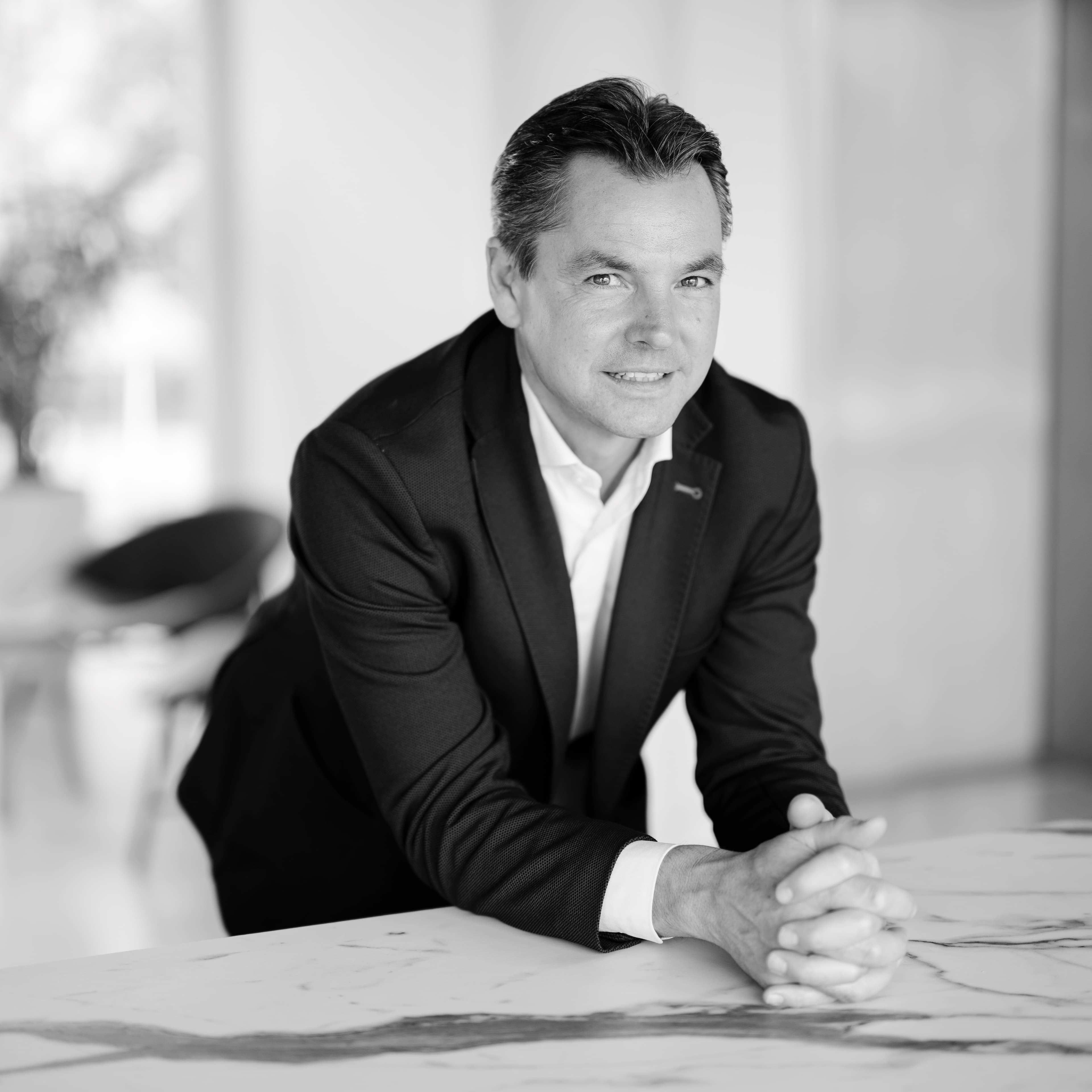 Jan Verhaegh op kantoor